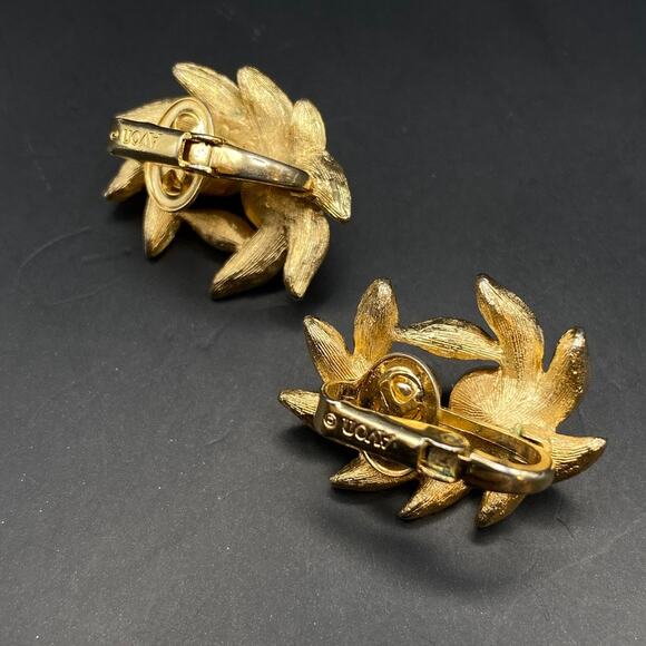 Vintage AVON Faux Pearls Gold Tone Earrings Textured Leaf Clip On NWOT - Picture 3 of 5